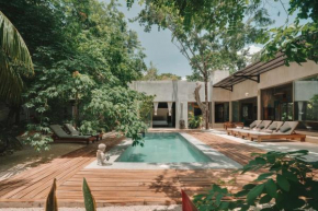 Big Villa of 900 sqm Concierge & Security